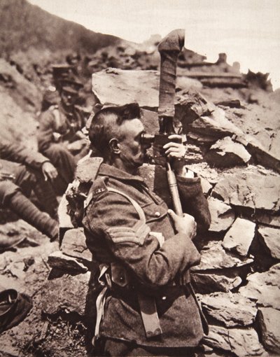 In de Britse loopgraven bij Salonika: een sergeant gebruikt zijn periscoop, uit The Illustrated War News, 21 juni 1916 door English Photographer